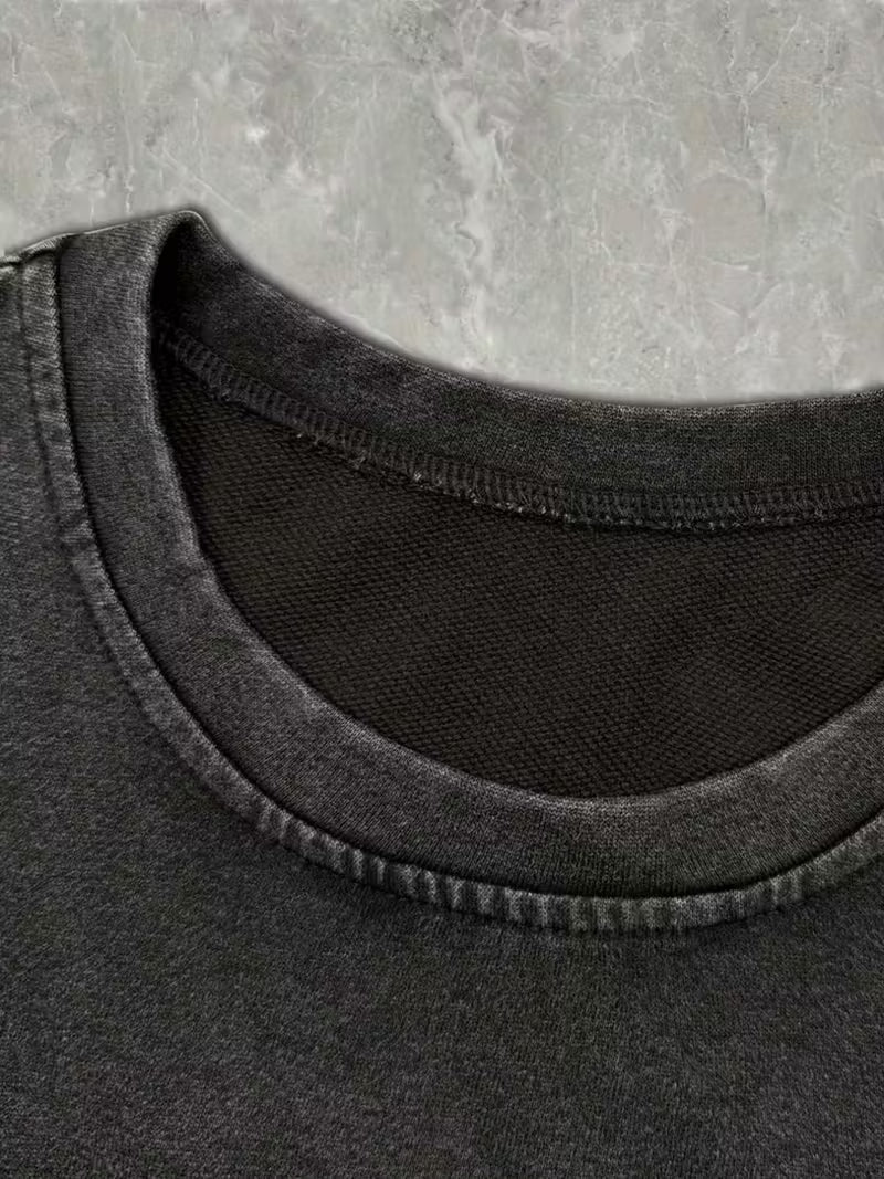 A Round-Neck Short-Sleeve Shirt Featuring an Artistic Embroidered Black Cat Design