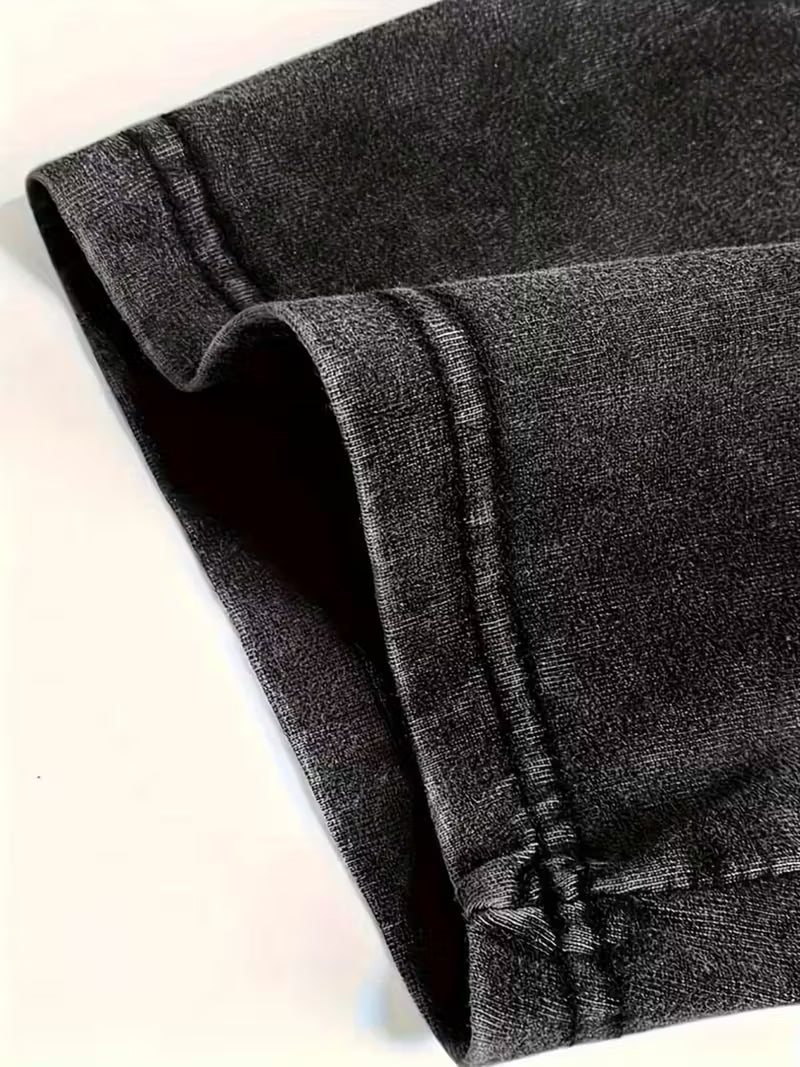 A Round-Neck Short-Sleeve Shirt Featuring an Artistic Embroidered Black Cat Design
