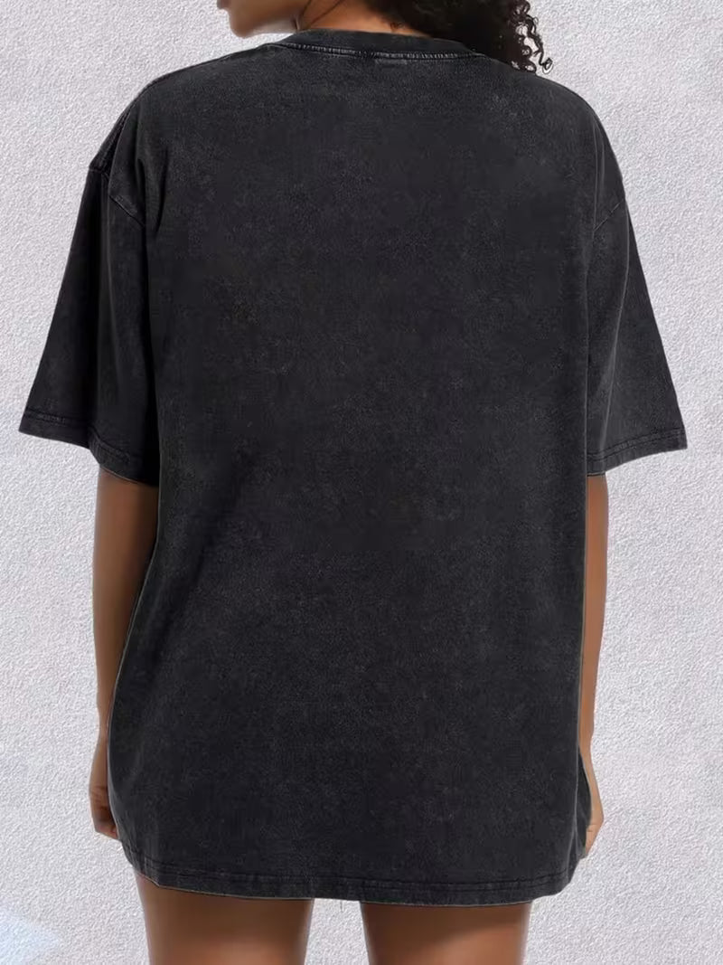 A Round-Neck Short-Sleeve Shirt Featuring an Artistic Embroidered Black Cat Design