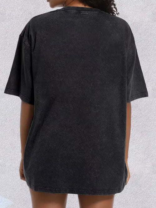 A Round-Neck Short-Sleeve Shirt Featuring an Artistic Embroidered Black Cat Design