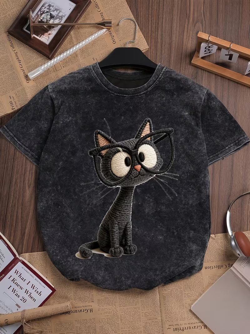 A Round-Neck Short-Sleeve Shirt Featuring an Artistic Embroidered Black Cat Design