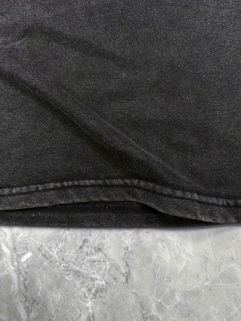 A Round-Neck Short-Sleeve Shirt Featuring an Artistic Embroidered Black Cat Design